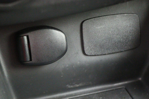 Renault Clio Estate 0.9 TCe Limited Navigatie, Bluetooth, Trekhaak, Airco, LED, 17"