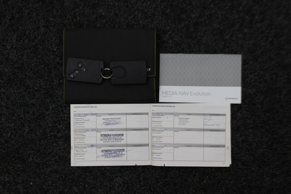 Renault Clio Estate 0.9 TCe Limited Navigatie, Bluetooth, Trekhaak, Airco, LED, 17"