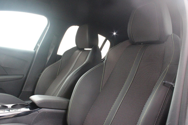 Peugeot 208 1.2 Hybrid 145PK e-DCS6 GT | NAVIGATIE | DRAADLOZE APPLE CARPLAY/ANDROID AUTO | CAMERA VOOR + ACHTER | FULL LED KOPLAMPEN | LICHTMETALEN VELGEN 17" | DODEHOEK DETECTIE | DRAADLOZE TELEFOONLADER | KEYLESS ENTRY/START | DAB+ RADIO | ADAPTIVE CRUISE CONTROL |