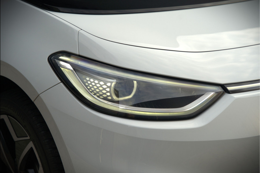 Volkswagen ID.3 First Plus 58 kWh | Stoelverwarming | Stuurverwarming | Camera | Adaptive Cruise Control | Navigatie | Standkachel | Keyless | Parkeersensoren | LED | Apple Carplay | BTW |