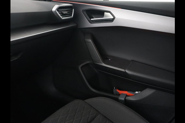 Seat Leon 1.5 eTSI FR Launch Edition | Carplay | Adaptive cruise | Sfeerverlichting | Navigatie | Full LED | Dodehoek detectie | DAB | Parkeerhulp | Climate control