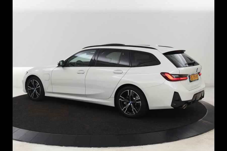 BMW 3-serie 320e M Sport | Panoramadak | Trekhaak | Stoelverwarming | Carplay | Sportstoelen | Leder/Alcantara | Navigatie | Widescreen Display | Sfeerverlichting | Parkeerhulp | PHEV | Plug In