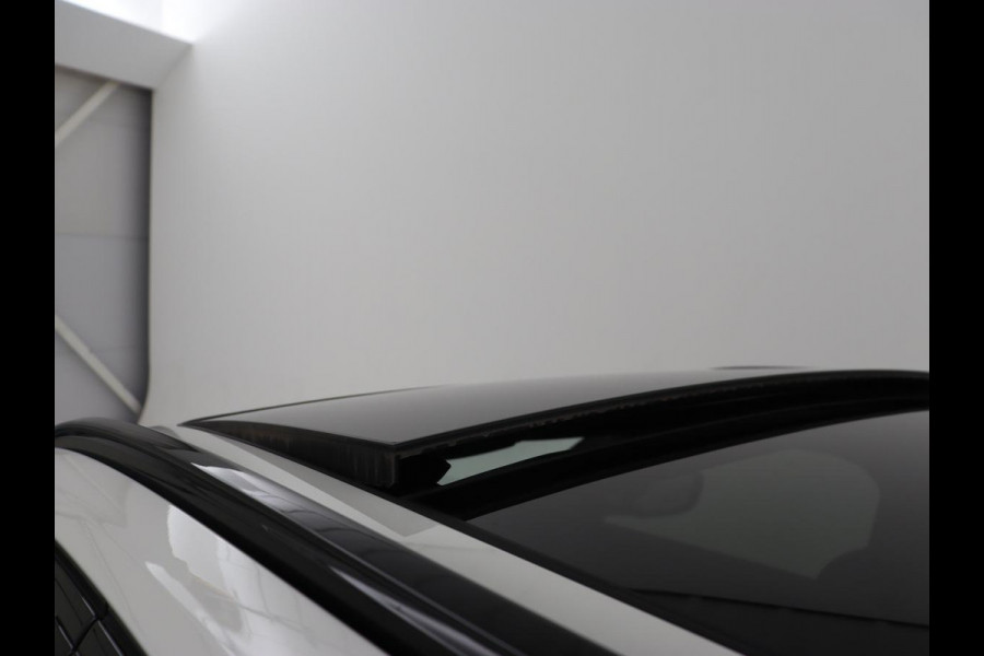 BMW 3-serie 320e M Sport | Panoramadak | Trekhaak | Stoelverwarming | Carplay | Sportstoelen | Leder/Alcantara | Navigatie | Widescreen Display | Sfeerverlichting | Parkeerhulp | PHEV | Plug In