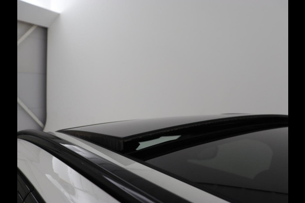 BMW 3-serie 320e M Sport | Panoramadak | Trekhaak | Stoelverwarming | Carplay | Sportstoelen | Leder/Alcantara | Navigatie | Widescreen Display | Sfeerverlichting | Parkeerhulp | PHEV | Plug In