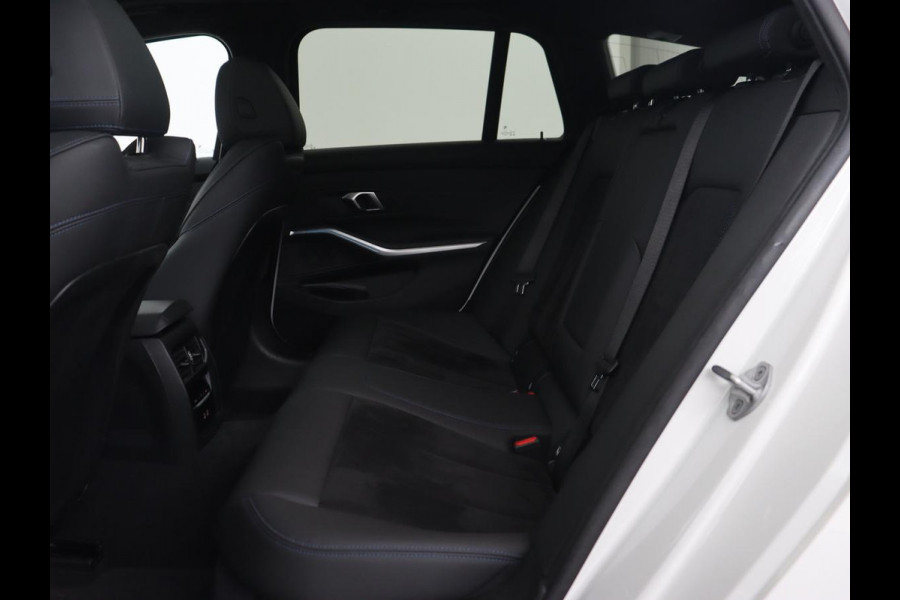 BMW 3-serie 320e M Sport | Panoramadak | Trekhaak | Stoelverwarming | Carplay | Sportstoelen | Leder/Alcantara | Navigatie | Widescreen Display | Sfeerverlichting | Parkeerhulp | PHEV | Plug In