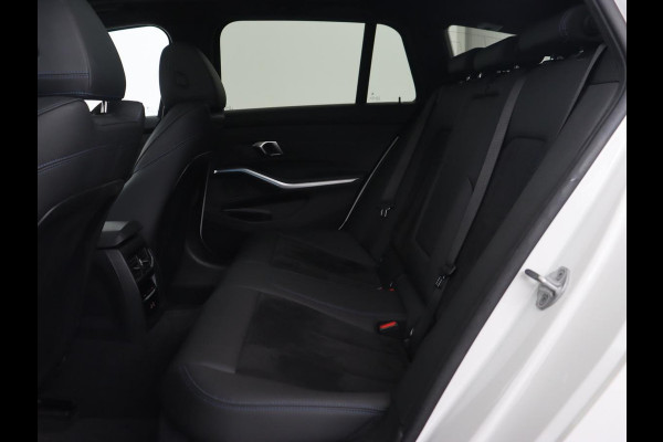 BMW 3-serie 320e M Sport | Panoramadak | Trekhaak | Stoelverwarming | Carplay | Sportstoelen | Leder/Alcantara | Navigatie | Widescreen Display | Sfeerverlichting | Parkeerhulp | PHEV | Plug In