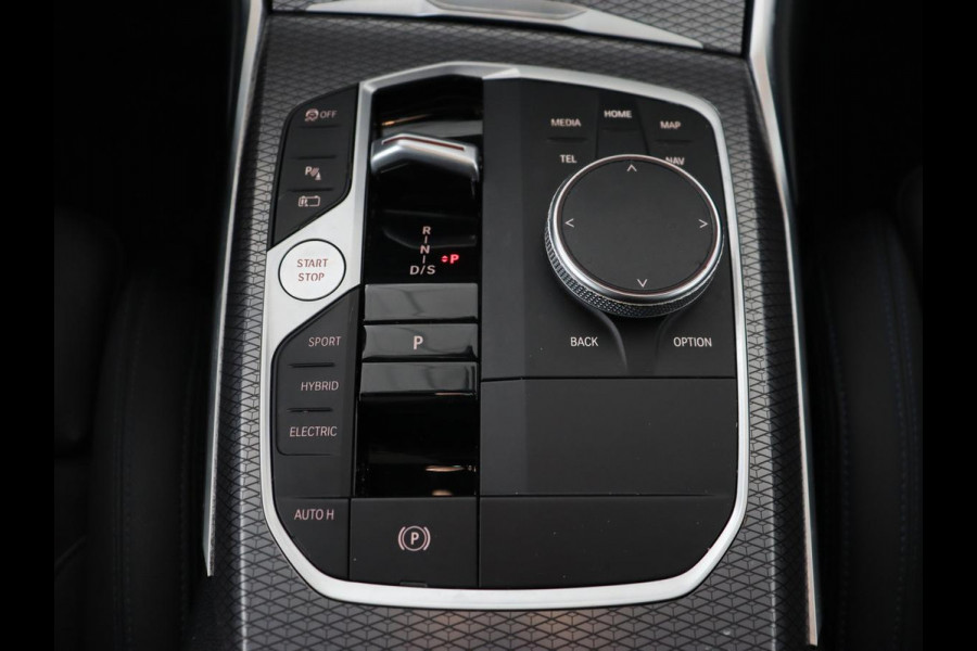 BMW 3-serie 320e M Sport | Panoramadak | Trekhaak | Stoelverwarming | Carplay | Sportstoelen | Leder/Alcantara | Navigatie | Widescreen Display | Sfeerverlichting | Parkeerhulp | PHEV | Plug In