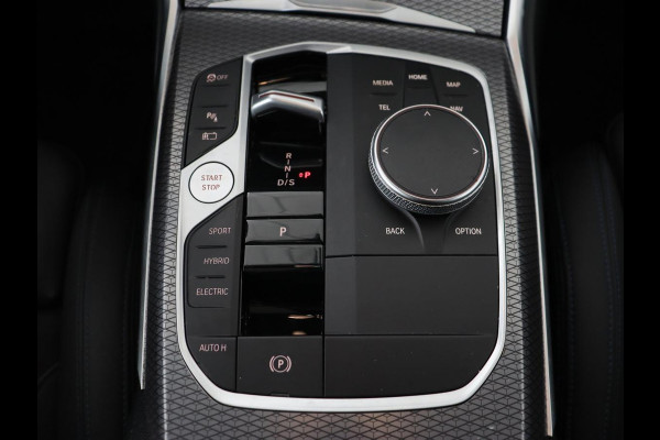 BMW 3-serie 320e M Sport | Panoramadak | Trekhaak | Stoelverwarming | Carplay | Sportstoelen | Leder/Alcantara | Navigatie | Widescreen Display | Sfeerverlichting | Parkeerhulp | PHEV | Plug In
