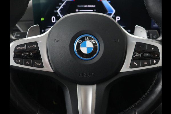 BMW 3-serie 320e M Sport | Panoramadak | Trekhaak | Stoelverwarming | Carplay | Sportstoelen | Leder/Alcantara | Navigatie | Widescreen Display | Sfeerverlichting | Parkeerhulp | PHEV | Plug In