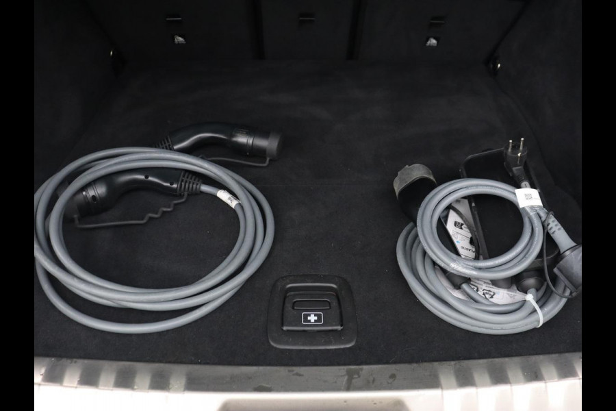 BMW 3-serie 320e M Sport | Panoramadak | Trekhaak | Stoelverwarming | Carplay | Sportstoelen | Leder/Alcantara | Navigatie | Widescreen Display | Sfeerverlichting | Parkeerhulp | PHEV | Plug In