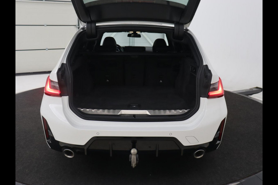 BMW 3-serie 320e M Sport | Panoramadak | Trekhaak | Stoelverwarming | Carplay | Sportstoelen | Leder/Alcantara | Navigatie | Widescreen Display | Sfeerverlichting | Parkeerhulp | PHEV | Plug In