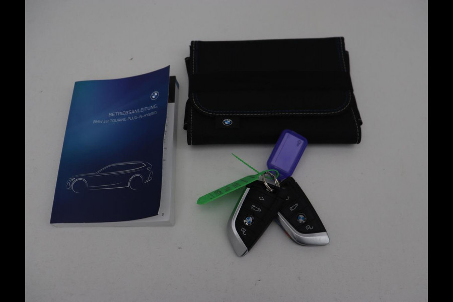 BMW 3-serie 320e M Sport | Panoramadak | Trekhaak | Stoelverwarming | Carplay | Sportstoelen | Leder/Alcantara | Navigatie | Widescreen Display | Sfeerverlichting | Parkeerhulp | PHEV | Plug In