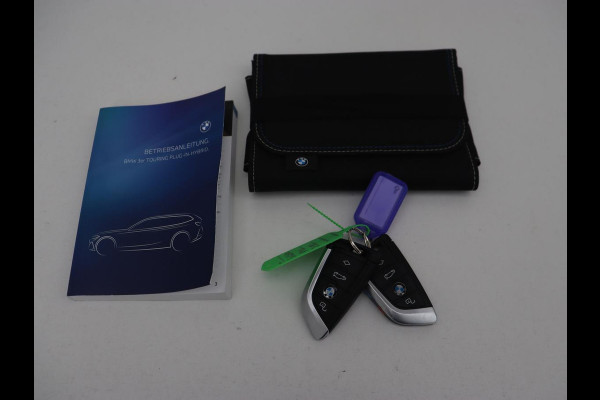 BMW 3-serie 320e M Sport | Panoramadak | Trekhaak | Stoelverwarming | Carplay | Sportstoelen | Leder/Alcantara | Navigatie | Widescreen Display | Sfeerverlichting | Parkeerhulp | PHEV | Plug In