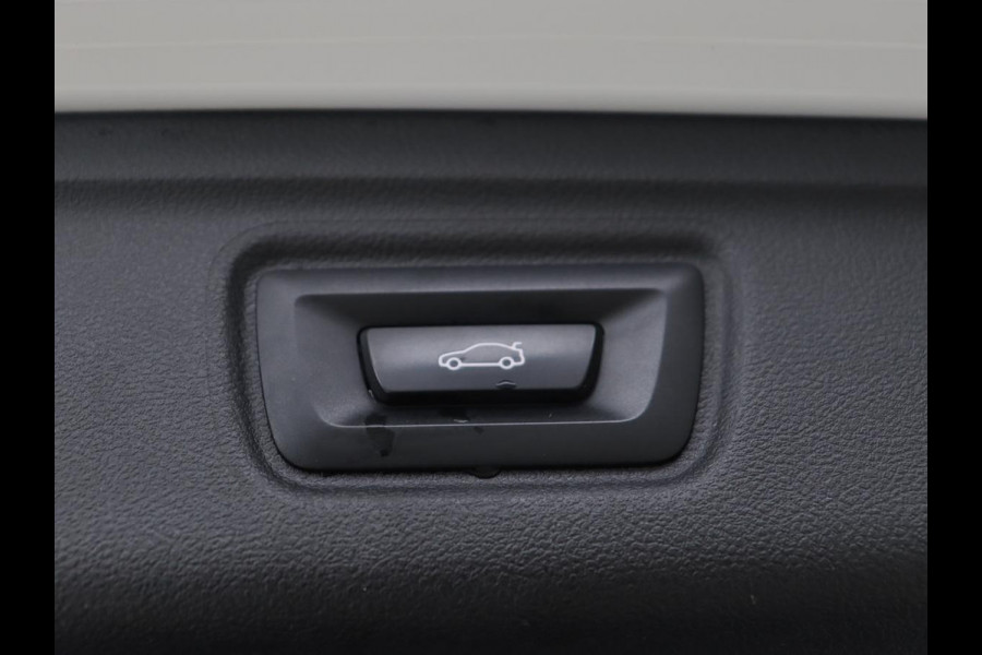 BMW 3-serie 320e M Sport | Panoramadak | Trekhaak | Stoelverwarming | Carplay | Sportstoelen | Leder/Alcantara | Navigatie | Widescreen Display | Sfeerverlichting | Parkeerhulp | PHEV | Plug In