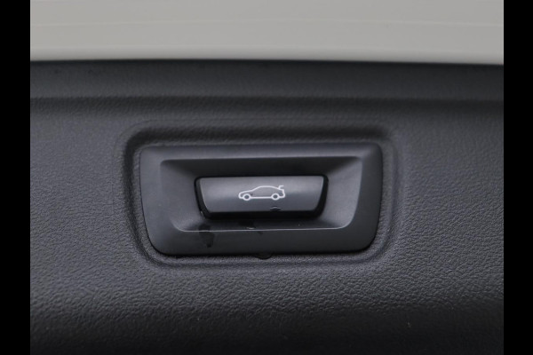 BMW 3-serie 320e M Sport | Panoramadak | Trekhaak | Stoelverwarming | Carplay | Sportstoelen | Leder/Alcantara | Navigatie | Widescreen Display | Sfeerverlichting | Parkeerhulp | PHEV | Plug In