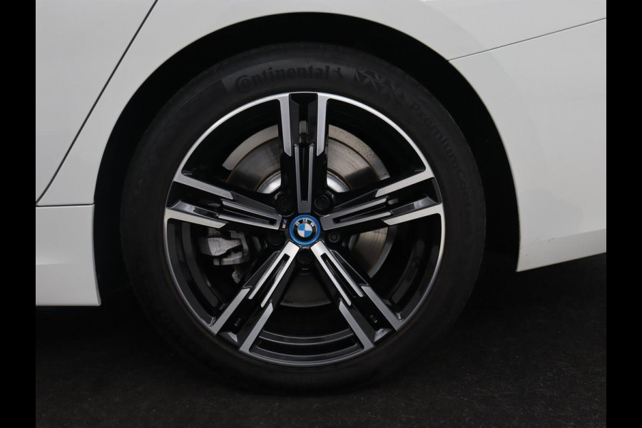 BMW 3-serie 320e M Sport | Panoramadak | Trekhaak | Stoelverwarming | Carplay | Sportstoelen | Leder/Alcantara | Navigatie | Widescreen Display | Sfeerverlichting | Parkeerhulp | PHEV | Plug In