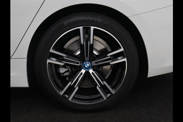 BMW 3-serie 320e M Sport | Panoramadak | Trekhaak | Stoelverwarming | Carplay | Sportstoelen | Leder/Alcantara | Navigatie | Widescreen Display | Sfeerverlichting | Parkeerhulp | PHEV | Plug In