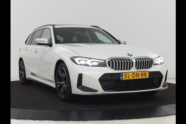 BMW 3-serie 320e M Sport | Panoramadak | Trekhaak | Stoelverwarming | Carplay | Sportstoelen | Leder/Alcantara | Navigatie | Widescreen Display | Sfeerverlichting | Parkeerhulp | PHEV | Plug In