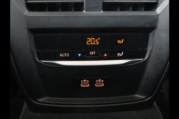 BMW 3 Serie 318i Business Edition | Stoelverwarming | Camera | Carplay | Live Cockpit | Full LED | Navigatie | Dodehoek detectie | Climate control