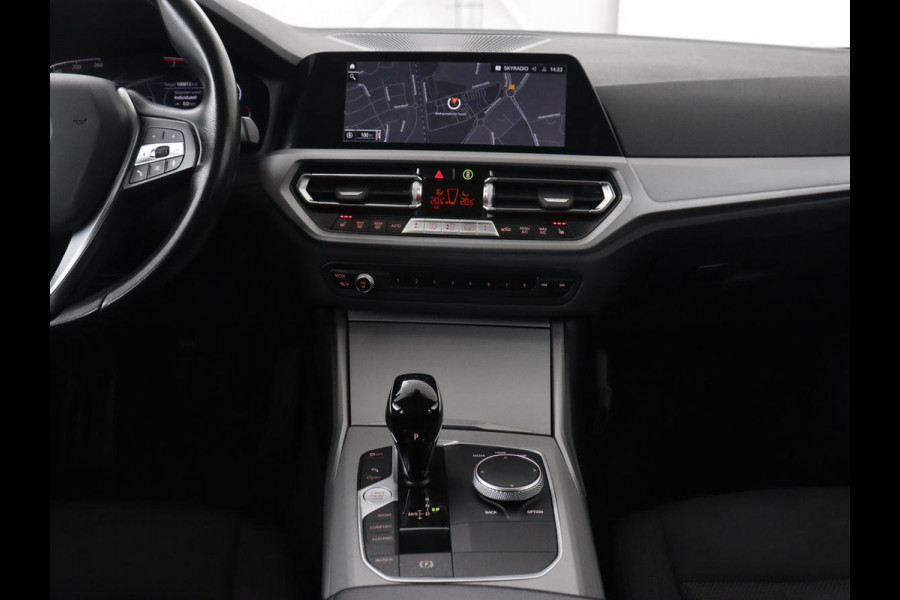 BMW 3 Serie 318i Business Edition | Stoelverwarming | Camera | Carplay | Live Cockpit | Full LED | Navigatie | Dodehoek detectie | Climate control
