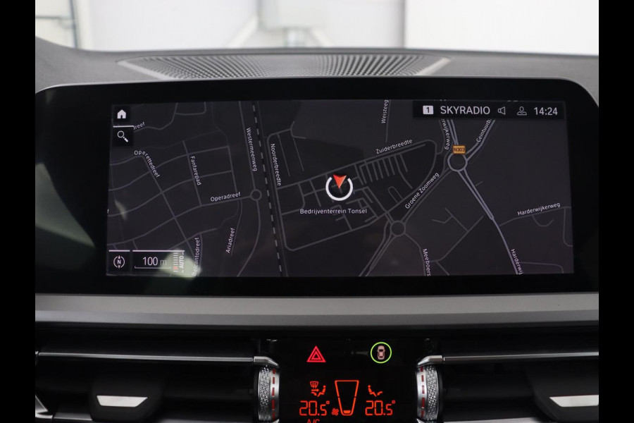 BMW 3 Serie 318i Business Edition | Stoelverwarming | Camera | Carplay | Live Cockpit | Full LED | Navigatie | Dodehoek detectie | Climate control