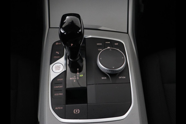 BMW 3 Serie 318i Business Edition | Stoelverwarming | Camera | Carplay | Live Cockpit | Full LED | Navigatie | Dodehoek detectie | Climate control