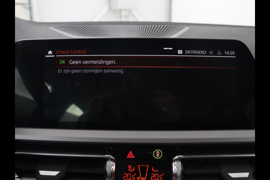 BMW 3 Serie 318i Business Edition | Stoelverwarming | Camera | Carplay | Live Cockpit | Full LED | Navigatie | Dodehoek detectie | Climate control