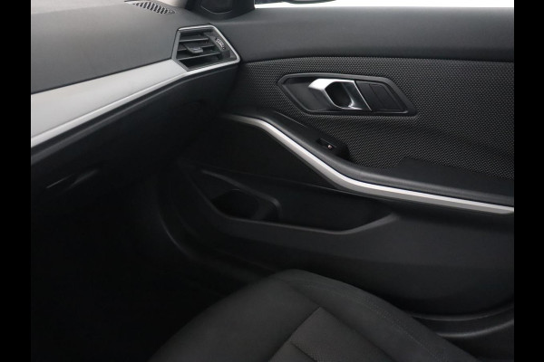 BMW 3 Serie 318i Business Edition | Stoelverwarming | Camera | Carplay | Live Cockpit | Full LED | Navigatie | Dodehoek detectie | Climate control
