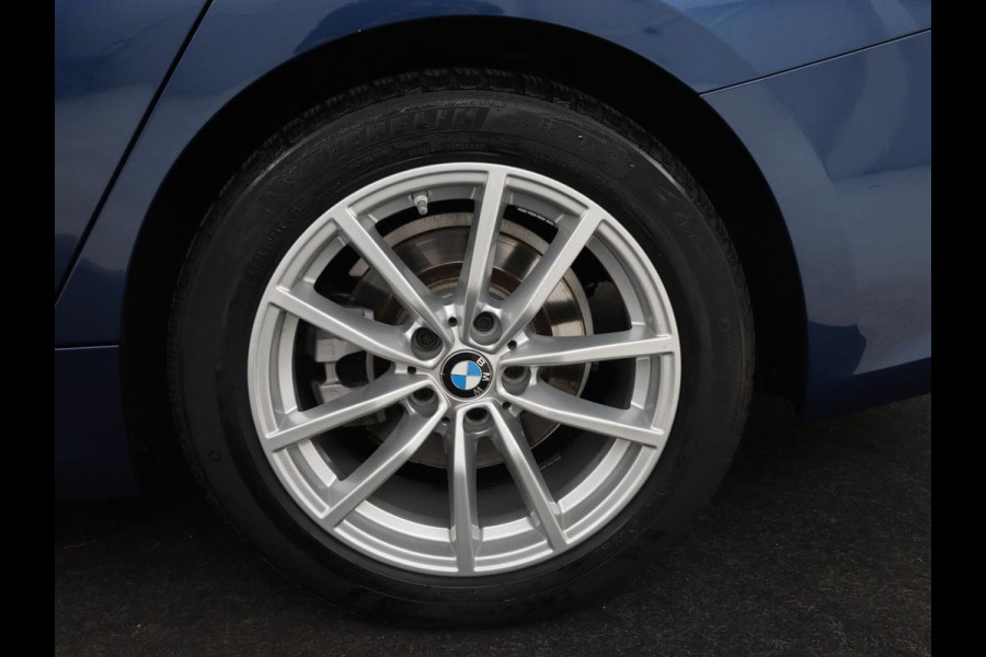 BMW 3 Serie 318i Business Edition | Stoelverwarming | Camera | Carplay | Live Cockpit | Full LED | Navigatie | Dodehoek detectie | Climate control