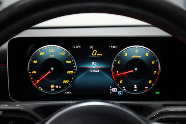 Mercedes-Benz A-Klasse 180 AMG LED/VIRTUAL/HALF LEDER+S.VERWARMING/18" LMV/CAM/LINE/ACC/ECC/12 MDN GARANTIE!