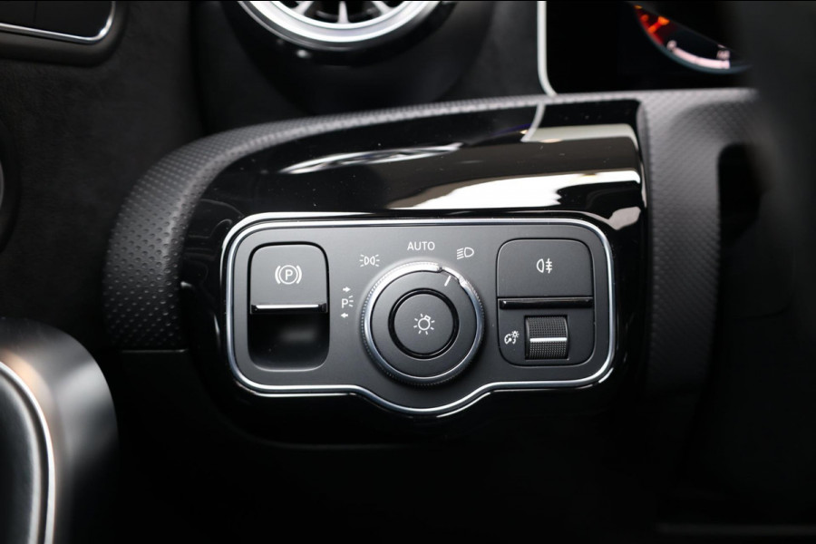 Mercedes-Benz A-Klasse 180 AMG LED/VIRTUAL/HALF LEDER+S.VERWARMING/18" LMV/CAM/LINE/ACC/ECC/12 MDN GARANTIE!