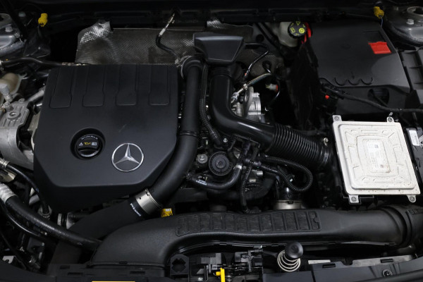 Mercedes-Benz A-Klasse 180 AMG LED/VIRTUAL/HALF LEDER+S.VERWARMING/18" LMV/CAM/LINE/ACC/ECC/12 MDN GARANTIE!