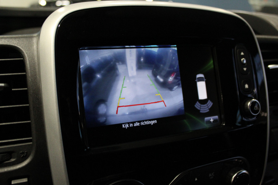 Renault Trafic 2.0-145pk dCi T29 L2H1 dubb. cabine Comfort. Erg nette Renault Trafic mèt dubbele cabine. Bijrijdersstoel, camera, LED verl., navigatie, tel. voorb., cruise control, airco, metallic lak, schuifdeur li+re, LM wielen, side bars, laadruimte betimmerd, trekhaak etc.