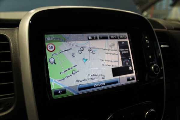 Renault Trafic 2.0-145pk dCi T29 L2H1 dubb. cabine Comfort. Erg nette Renault Trafic mèt dubbele cabine. Bijrijdersstoel, camera, LED verl., navigatie, tel. voorb., cruise control, airco, metallic lak, schuifdeur li+re, LM wielen, side bars, laadruimte betimmerd, trekhaak etc.