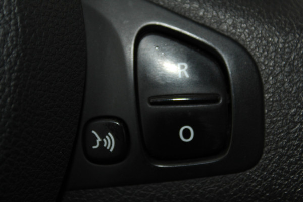 Renault Trafic 2.0-145pk dCi T29 L2H1 dubb. cabine Comfort. Erg nette Renault Trafic mèt dubbele cabine. Bijrijdersstoel, camera, LED verl., navigatie, tel. voorb., cruise control, airco, metallic lak, schuifdeur li+re, LM wielen, side bars, laadruimte betimmerd, trekhaak etc.