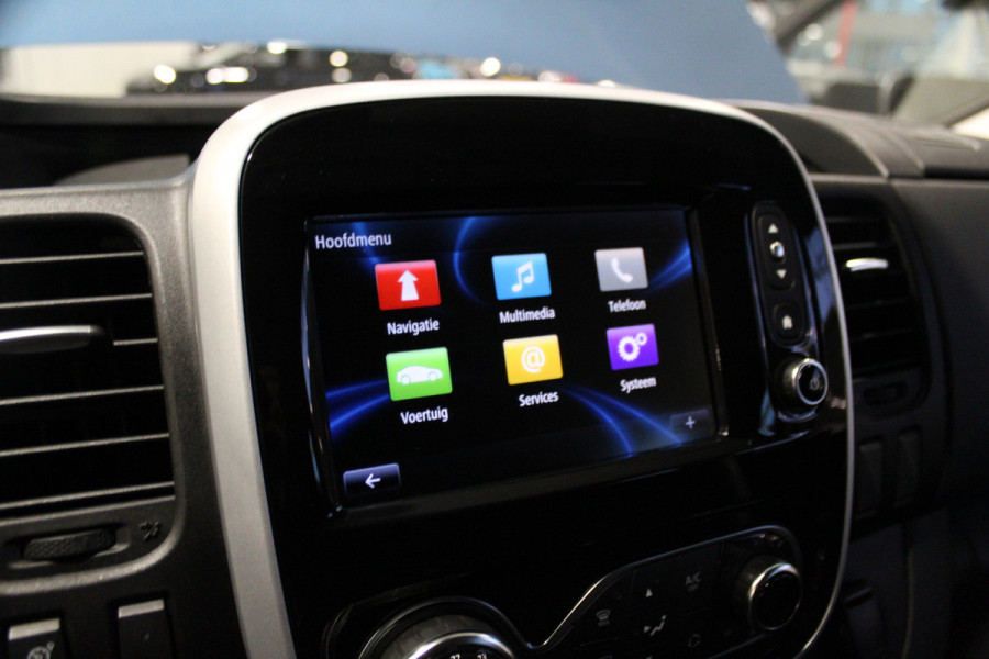 Renault Trafic 2.0-145pk dCi T29 L2H1 dubb. cabine Comfort. Erg nette Renault Trafic mèt dubbele cabine. Bijrijdersstoel, camera, LED verl., navigatie, tel. voorb., cruise control, airco, metallic lak, schuifdeur li+re, LM wielen, side bars, laadruimte betimmerd, trekhaak etc.