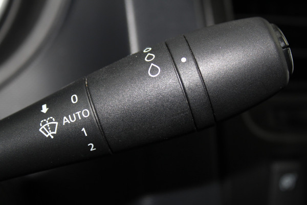 Renault Trafic 2.0-145pk dCi T29 L2H1 dubb. cabine Comfort. Erg nette Renault Trafic mèt dubbele cabine. Bijrijdersstoel, camera, LED verl., navigatie, tel. voorb., cruise control, airco, metallic lak, schuifdeur li+re, LM wielen, side bars, laadruimte betimmerd, trekhaak etc.