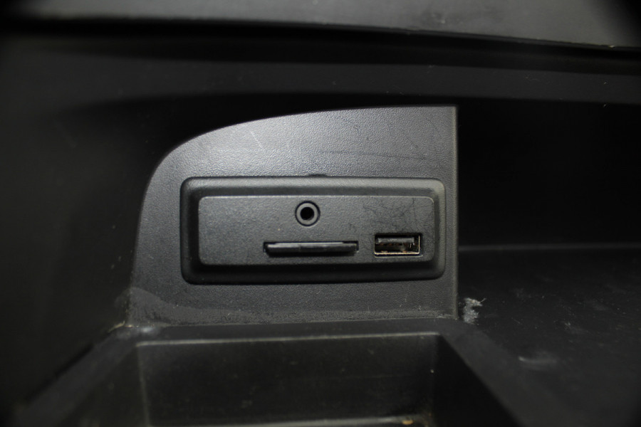 Renault Trafic 2.0-145pk dCi T29 L2H1 dubb. cabine Comfort. Erg nette Renault Trafic mèt dubbele cabine. Bijrijdersstoel, camera, LED verl., navigatie, tel. voorb., cruise control, airco, metallic lak, schuifdeur li+re, LM wielen, side bars, laadruimte betimmerd, trekhaak etc.