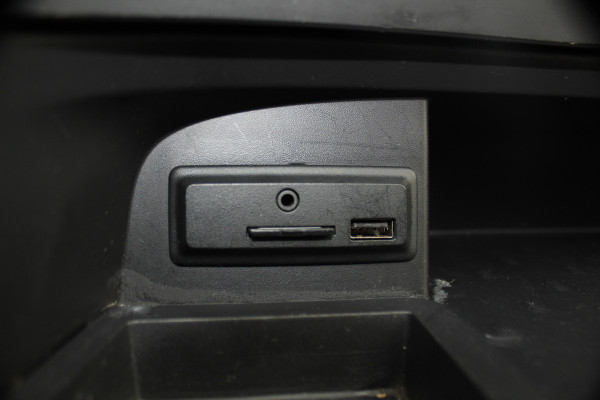 Renault Trafic 2.0-145pk dCi T29 L2H1 dubb. cabine Comfort. Erg nette Renault Trafic mèt dubbele cabine. Bijrijdersstoel, camera, LED verl., navigatie, tel. voorb., cruise control, airco, metallic lak, schuifdeur li+re, LM wielen, side bars, laadruimte betimmerd, trekhaak etc.