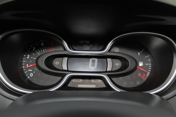 Renault Trafic 2.0-145pk dCi T29 L2H1 dubb. cabine Comfort. Erg nette Renault Trafic mèt dubbele cabine. Bijrijdersstoel, camera, LED verl., navigatie, tel. voorb., cruise control, airco, metallic lak, schuifdeur li+re, LM wielen, side bars, laadruimte betimmerd, trekhaak etc.