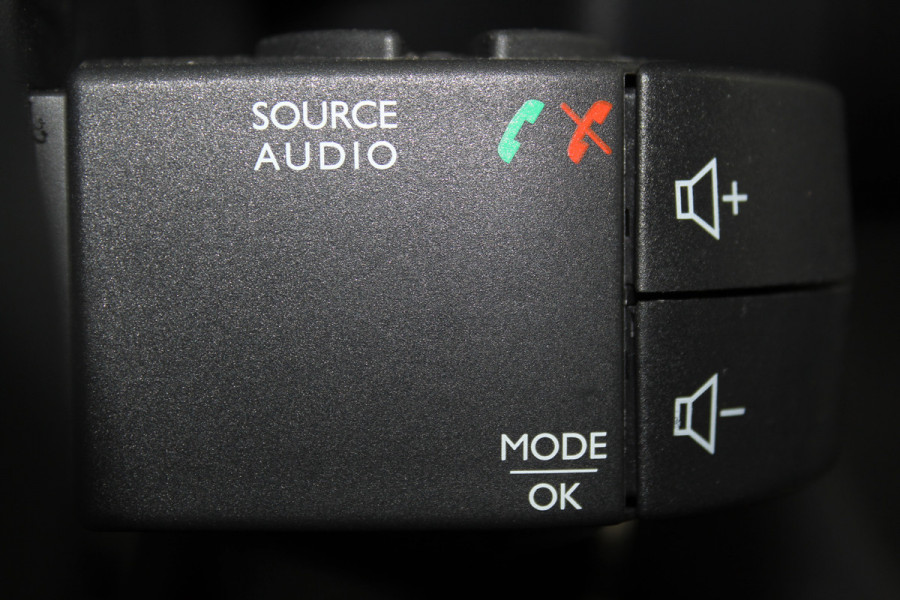 Renault Trafic 2.0-145pk dCi T29 L2H1 dubb. cabine Comfort. Erg nette Renault Trafic mèt dubbele cabine. Bijrijdersstoel, camera, LED verl., navigatie, tel. voorb., cruise control, airco, metallic lak, schuifdeur li+re, LM wielen, side bars, laadruimte betimmerd, trekhaak etc.