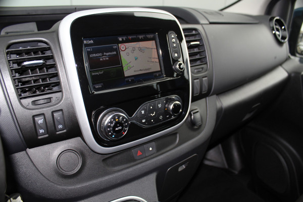 Renault Trafic 2.0-145pk dCi T29 L2H1 dubb. cabine Comfort. Erg nette Renault Trafic mèt dubbele cabine. Bijrijdersstoel, camera, LED verl., navigatie, tel. voorb., cruise control, airco, metallic lak, schuifdeur li+re, LM wielen, side bars, laadruimte betimmerd, trekhaak etc.