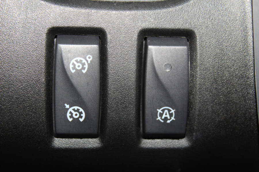 Renault Trafic 2.0-145pk dCi T29 L2H1 dubb. cabine Comfort. Erg nette Renault Trafic mèt dubbele cabine. Bijrijdersstoel, camera, LED verl., navigatie, tel. voorb., cruise control, airco, metallic lak, schuifdeur li+re, LM wielen, side bars, laadruimte betimmerd, trekhaak etc.