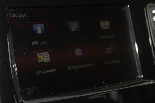 Renault Trafic 2.0-145pk dCi T29 L2H1 dubb. cabine Comfort. Erg nette Renault Trafic mèt dubbele cabine. Bijrijdersstoel, camera, LED verl., navigatie, tel. voorb., cruise control, airco, metallic lak, schuifdeur li+re, LM wielen, side bars, laadruimte betimmerd, trekhaak etc.