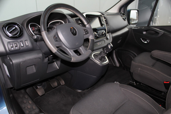 Renault Trafic 2.0-145pk dCi T29 L2H1 dubb. cabine Comfort. Erg nette Renault Trafic mèt dubbele cabine. Bijrijdersstoel, camera, LED verl., navigatie, tel. voorb., cruise control, airco, metallic lak, schuifdeur li+re, LM wielen, side bars, laadruimte betimmerd, trekhaak etc.