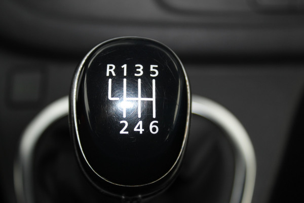 Renault Trafic 2.0-145pk dCi T29 L2H1 dubb. cabine Comfort. Erg nette Renault Trafic mèt dubbele cabine. Bijrijdersstoel, camera, LED verl., navigatie, tel. voorb., cruise control, airco, metallic lak, schuifdeur li+re, LM wielen, side bars, laadruimte betimmerd, trekhaak etc.