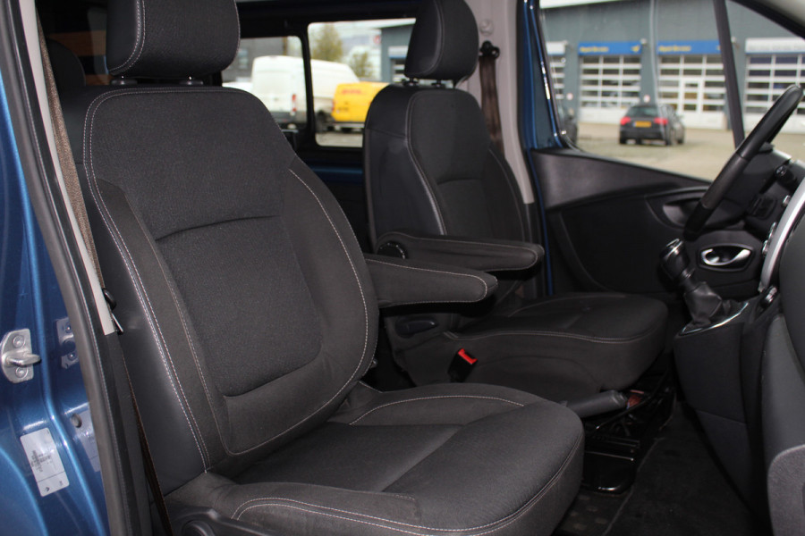 Renault Trafic 2.0-145pk dCi T29 L2H1 dubb. cabine Comfort. Erg nette Renault Trafic mèt dubbele cabine. Bijrijdersstoel, camera, LED verl., navigatie, tel. voorb., cruise control, airco, metallic lak, schuifdeur li+re, LM wielen, side bars, laadruimte betimmerd, trekhaak etc.