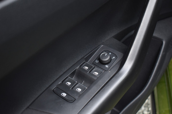 Volkswagen Taigo TSI 110PK DSG STYLE SPORT CAMERA/NAVI/LEDER