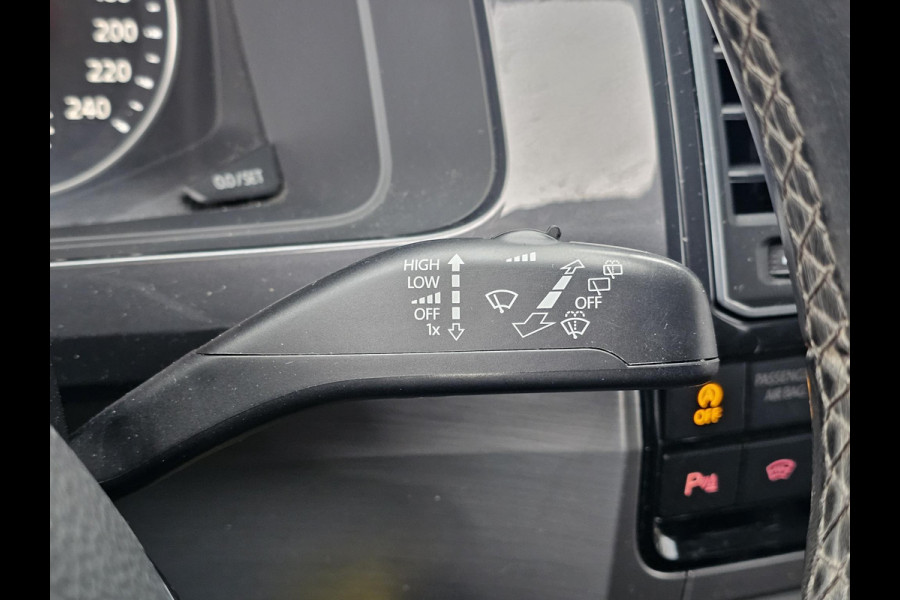 Volkswagen Transporter 2.0 TDI L2H1 Comfortline Plus 150 pk Automaat | Navigatie | Full led | Trekhaak | Side bars | Imperiaal | Adaptieve cruise control | Voorruitverwarming | 1ste eigenaar etc.