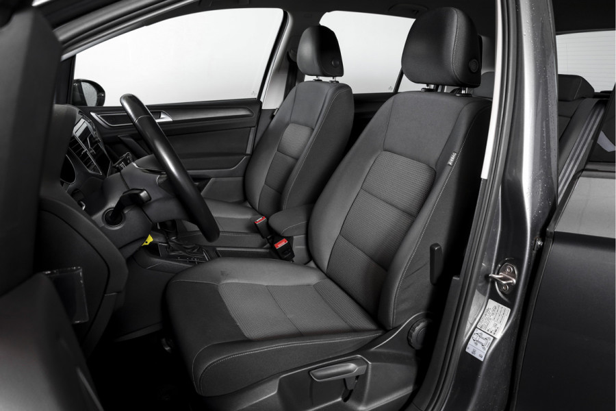 Volkswagen Golf Sportsvan 1.5 TSI ACT 130 PK Comfortline - Automaat | Adapt. Cruise | Stoelverw. | PDC | Camera | App.Connect + NAV. | ECC | DAB | Trekhaak | LM 16" |